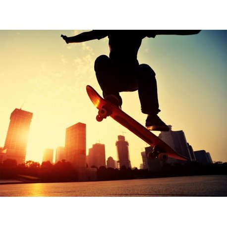 Jovem Skater salto sobre os Edifícios