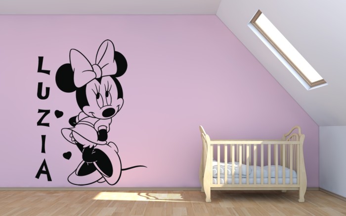 Minnie Mouse entre Corações